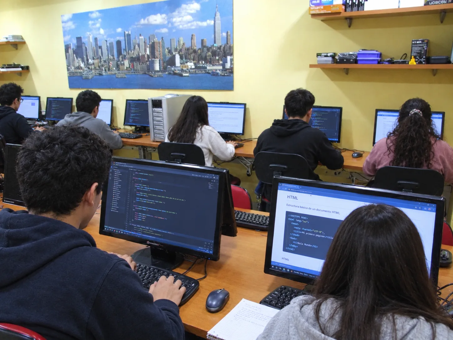 Alumnos en el aula de informática de Sistemes Linux en Lloret de Mar